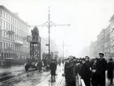 Arbeiter reparieren Straßenbahnschienen, St. Petersburg, ca. 1914 von Russian Photographer